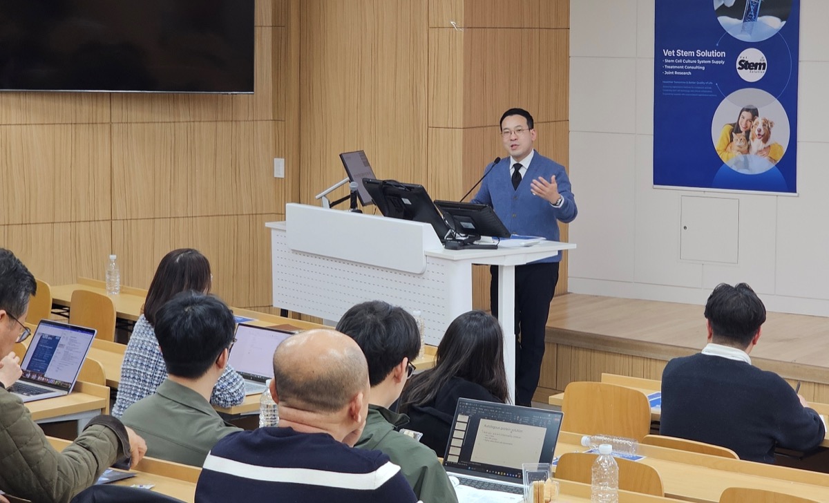 제주대학교 수의과대학 강의실에서 강연하는 송우진 수의사
