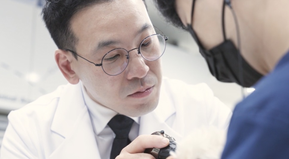 환자를 진찰하는 송우진 수의사